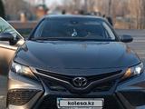Toyota Camry 2021 года за 13 500 000 тг. в Алматы – фото 3