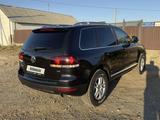 Volkswagen Touareg 2007 года за 6 500 000 тг. в Атырау – фото 5