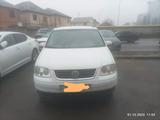 Volkswagen Touran 2006 года за 2 600 000 тг. в Алматы – фото 3