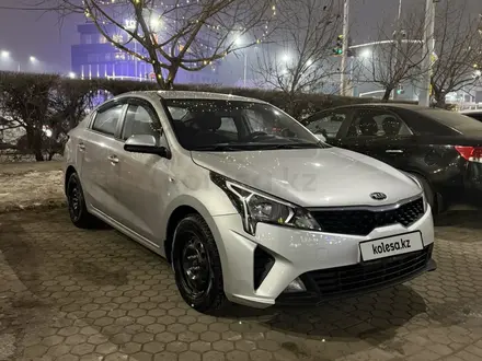 Kia Rio 2021 года за 7 850 000 тг. в Астана