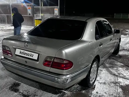 Mercedes-Benz E 320 1998 года за 3 000 000 тг. в Алматы – фото 3