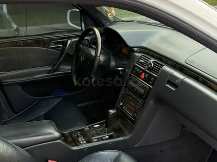 Mercedes-Benz E 320 2000 года за 6 500 000 тг. в Алматы – фото 10