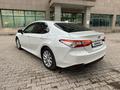 Toyota Camry 2018 года за 11 500 000 тг. в Астана – фото 3