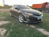 Toyota Camry 2014 годаүшін8 500 000 тг. в Актобе – фото 2