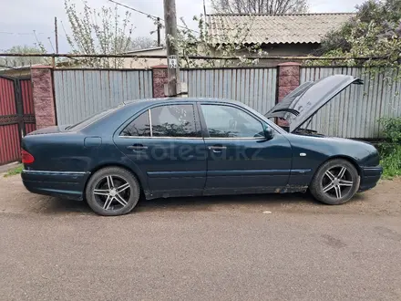 Mercedes-Benz E 230 1995 года за 1 600 000 тг. в Талдыкорган – фото 2