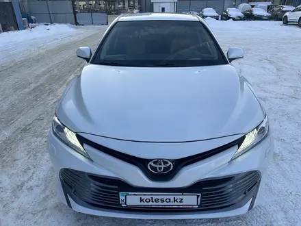 Toyota Camry 2019 года за 14 000 000 тг. в Уральск – фото 2