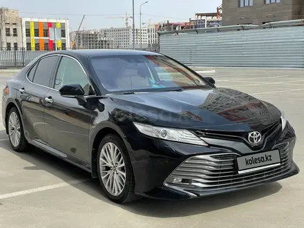 Toyota Camry 2019 года за 13 900 000 тг. в Атырау – фото 3