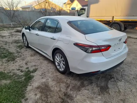 Toyota Camry 2022 года за 14 700 000 тг. в Атырау – фото 2