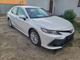 Toyota Camry 2022 года за 14 700 000 тг. в Атырау – фото 3