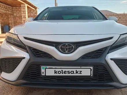 Toyota Camry 2022 года за 13 800 000 тг. в Жанаозен