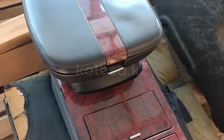 Подлокотник бардачок между сиденьями за 40 000 тг. в Алматы