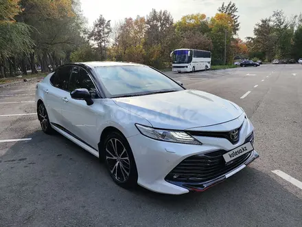 Toyota Camry 2020 года за 12 800 000 тг. в Алматы – фото 2