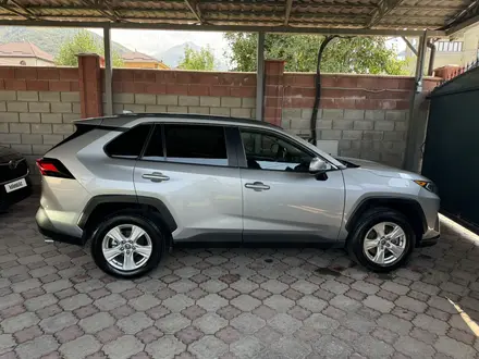 Toyota RAV4 2021 года за 16 100 000 тг. в Алматы – фото 3