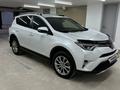 Toyota RAV4 2018 года за 15 500 000 тг. в Кокшетау – фото 2