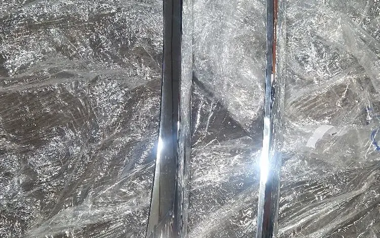 Молдинг хром накладка решетки на капот прадо за 2 000 тг. в Алматы