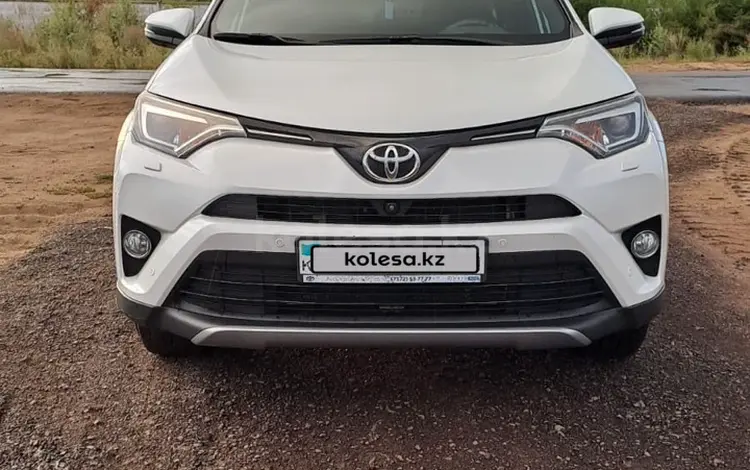 Toyota RAV4 2018 года за 14 300 000 тг. в Павлодар
