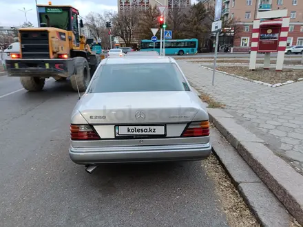 Mercedes-Benz E 260 1991 года за 1 800 000 тг. в Караганда – фото 11