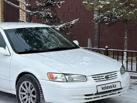 Toyota Camry 1999 года за 3 500 000 тг. в Астана – фото 2