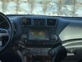 Toyota Highlander 2013 года за 11 500 000 тг. в Актобе – фото 12