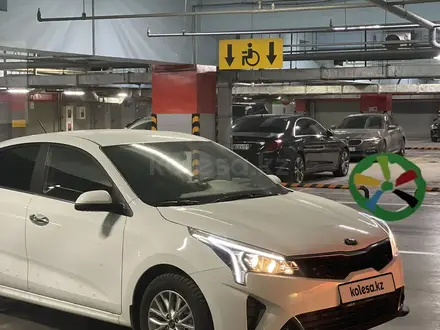 Kia Rio 2021 года за 8 120 000 тг. в Астана – фото 2