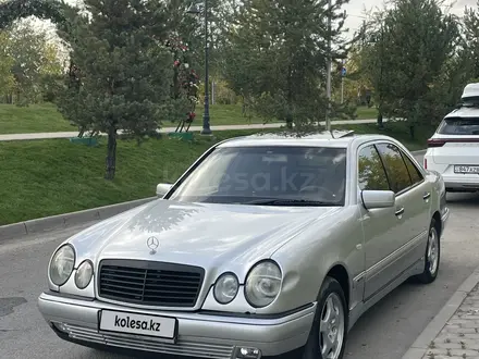 Mercedes-Benz E 320 1998 года за 3 200 000 тг. в Алматы – фото 3