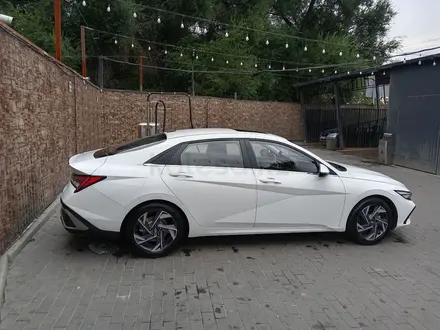 Hyundai Elantra 2023 года за 9 500 000 тг. в Алматы – фото 3