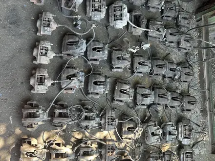Тормозной суппорт колодка шланги в оригинале привозной за 10 000 тг. в Алматы – фото 4