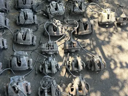 Тормозной суппорт колодка шланги в оригинале привозной за 10 000 тг. в Алматы – фото 3