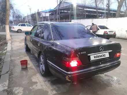 Mercedes-Benz E 220 1994 года за 1 500 000 тг. в Жетысай – фото 7