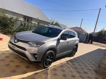 Toyota RAV4 2018 года за 10 000 000 тг. в Уральск – фото 2