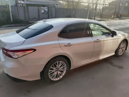 Toyota Camry 2019 года за 14 800 000 тг. в Алматы – фото 4