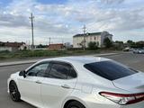 Toyota Camry 2019 года за 15 500 000 тг. в Атырау – фото 4