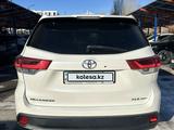 Toyota Highlander 2018 года за 17 000 000 тг. в Актобе – фото 4