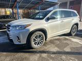 Toyota Highlander 2018 года за 17 000 000 тг. в Актобе – фото 2