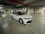 Toyota Camry 2021 года за 14 500 000 тг. в Павлодар – фото 2