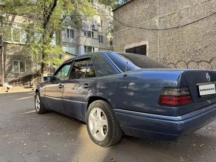 Mercedes-Benz E 220 1993 года за 2 000 000 тг. в Алматы – фото 5