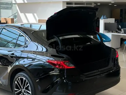 Toyota Camry Luxe 2025 года за 23 690 000 тг. в Алматы – фото 10