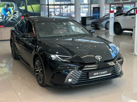 Toyota Camry Luxe 2025 года за 23 690 000 тг. в Алматы – фото 3
