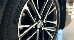 Toyota Camry Luxe 2025 года за 24 690 000 тг. в Алматы – фото 4