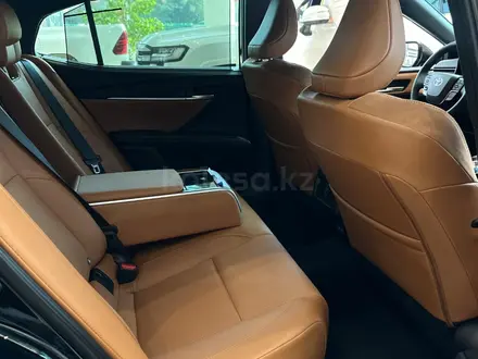 Toyota Camry Luxe 2025 года за 23 690 000 тг. в Алматы – фото 6