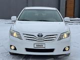 Toyota Camry 2011 года за 5 500 000 тг. в Актобе – фото 2