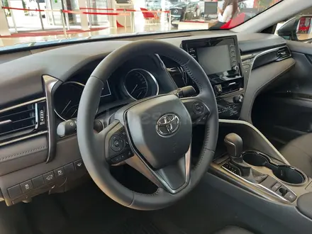 Toyota Camry Comfort 2022 года за 20 570 000 тг. в Костанай – фото 12