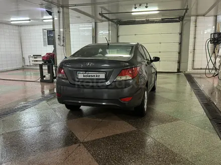 Hyundai Solaris 2011 года за 4 000 000 тг. в Астана – фото 2