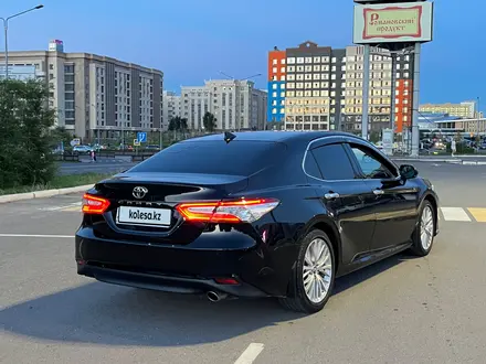 Toyota Camry 2019 года за 14 650 000 тг. в Астана – фото 4