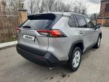 Toyota RAV4 2020 года за 15 300 000 тг. в Караганда – фото 3