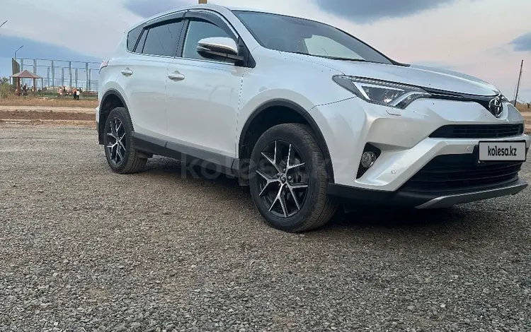 Toyota RAV4 2018 годаfor14 500 000 тг. в Актобе