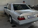 Mercedes-Benz E 220 1994 года за 2 800 000 тг. в Туркестан – фото 3