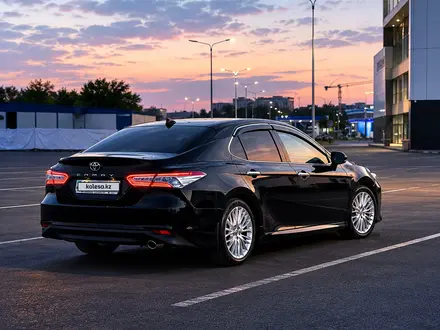 Toyota Camry 2018 года за 13 200 000 тг. в Семей – фото 3