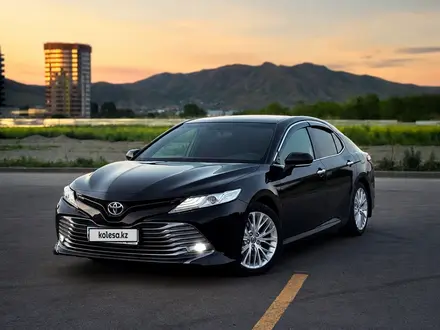 Toyota Camry 2018 года за 13 200 000 тг. в Семей