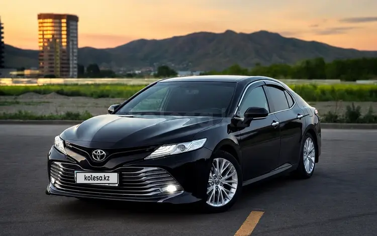 Toyota Camry 2018 года за 13 200 000 тг. в Семей
